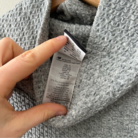 New Balance Cozy Mock Neck Sweater Long Sleeve Tee Athletic Wear Grey Size Small - Picture 3 of 6